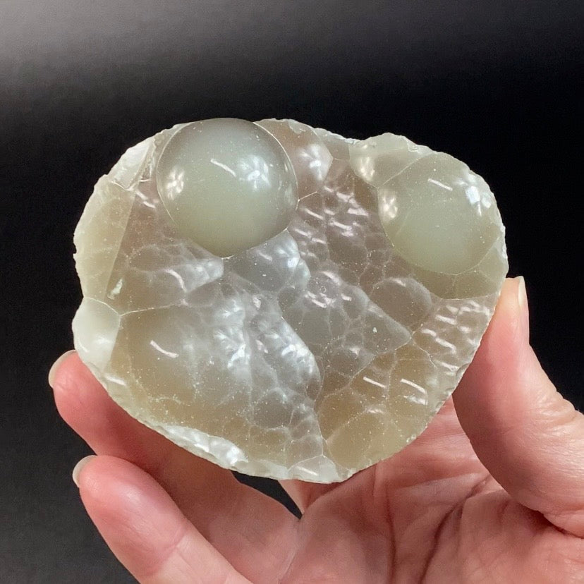 Botryoidal Chalcedony Plate – Glossy Luster and Multiple Domes – Maharashtra, India