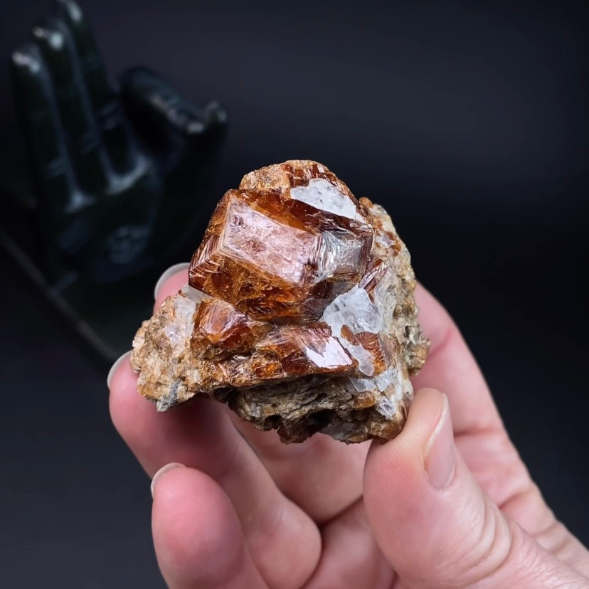 Hessonite Garnets on Fine-Grained Garnet and Quartz Matrix